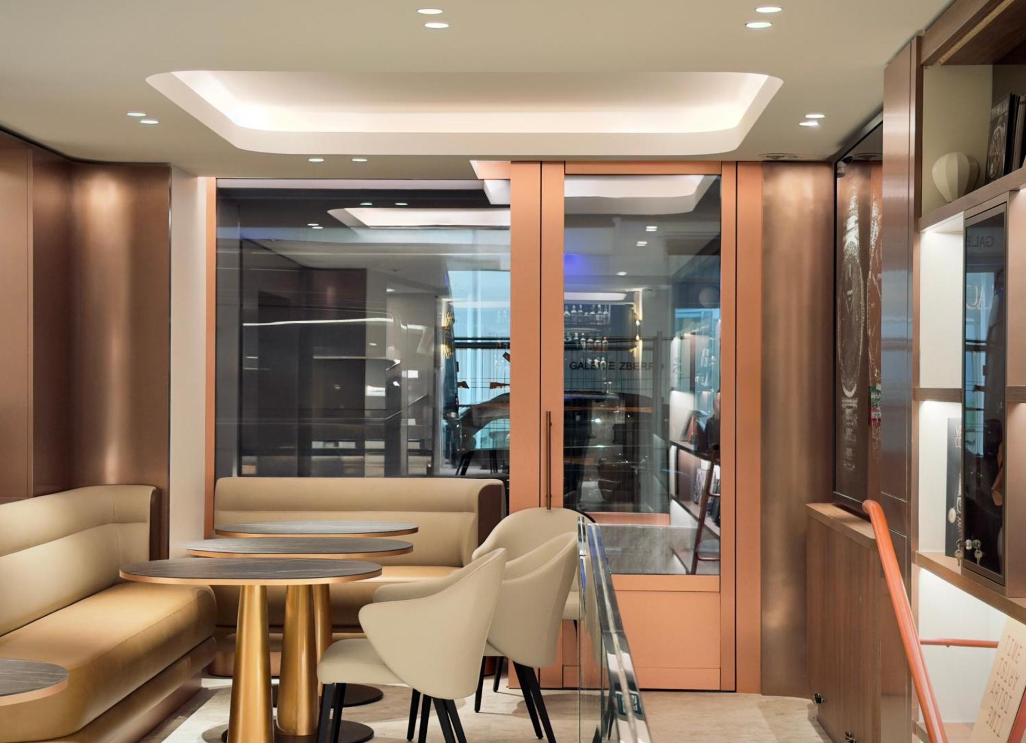 Perpetual Elysee Montaigne Hotel